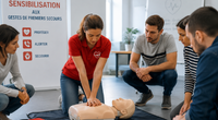 Formation sensibilisation aux gestes de premiers secours en Vendée avec exercice de réanimation cardio-pulmonaire et utilisation du défibrillateur