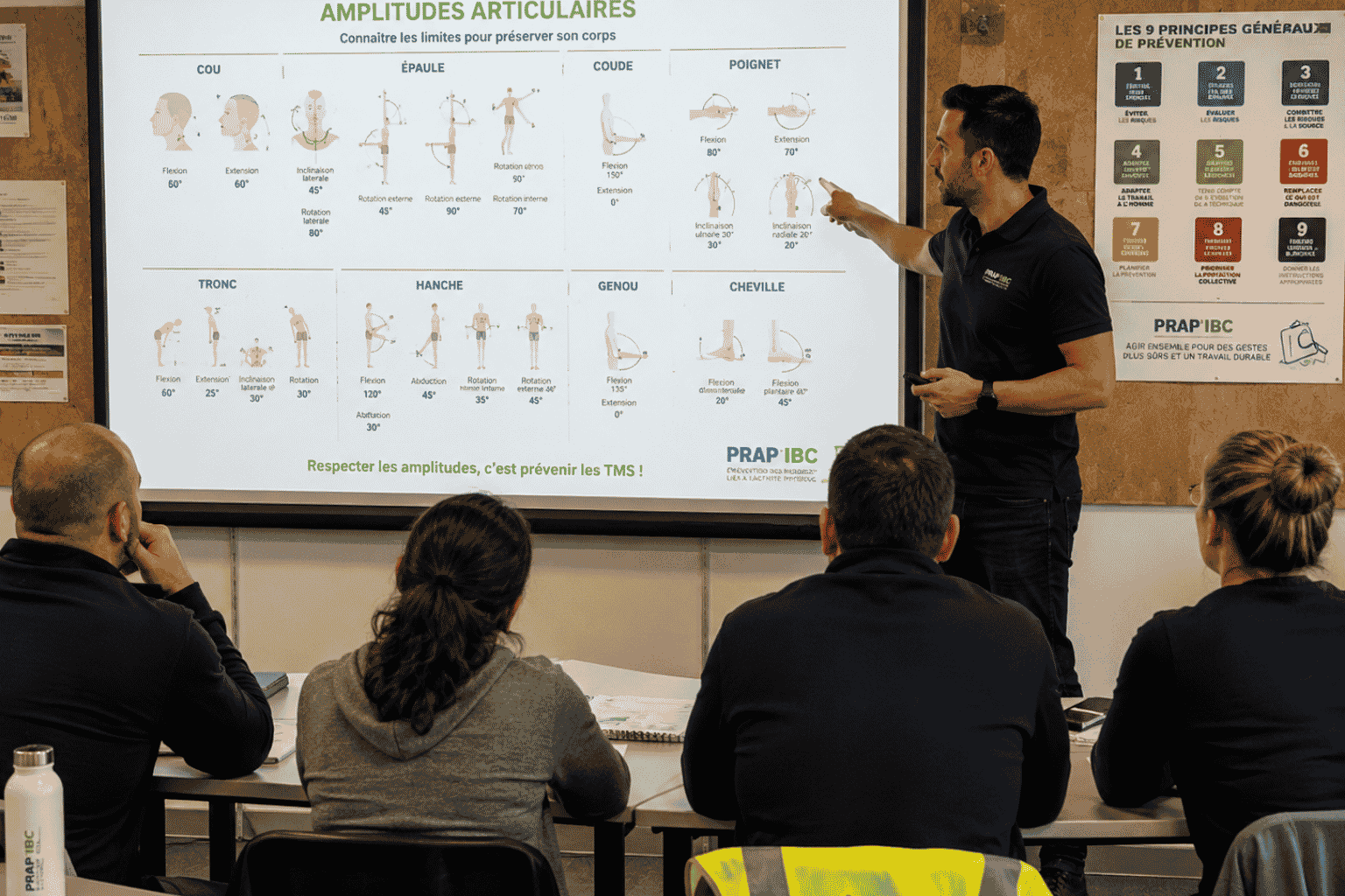 Formation PRAP IBC sur les amplitudes articulaires avec formateur expliquant les mouvements et postures aux stagiaires en salle de formation.